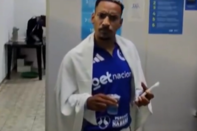 Torcedores invadem exame antidoping para tirar foto com jogador