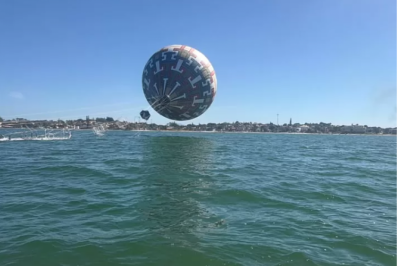 Balão de 30 metros cai na Lagoa de Araruama e é apreendido pela polícia