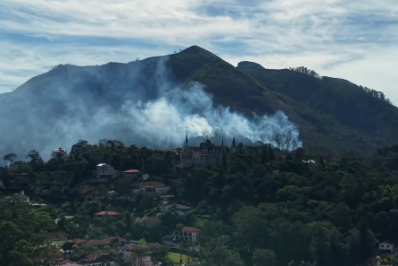 Novo incêndio atinge mata em Nova Friburgo após fogo na Caledônia