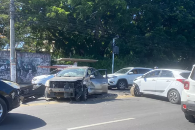 Acidente com três carros na Avenida Wilson Mendes, em Cabo Frio