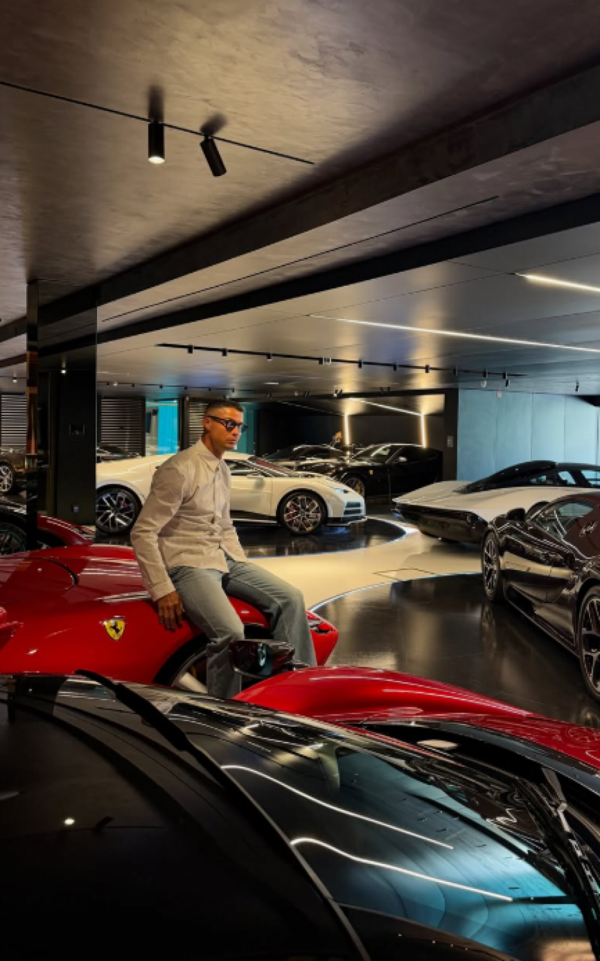 Parte da coleção de carros de luxo na garagem de Cristiano Ronaldo