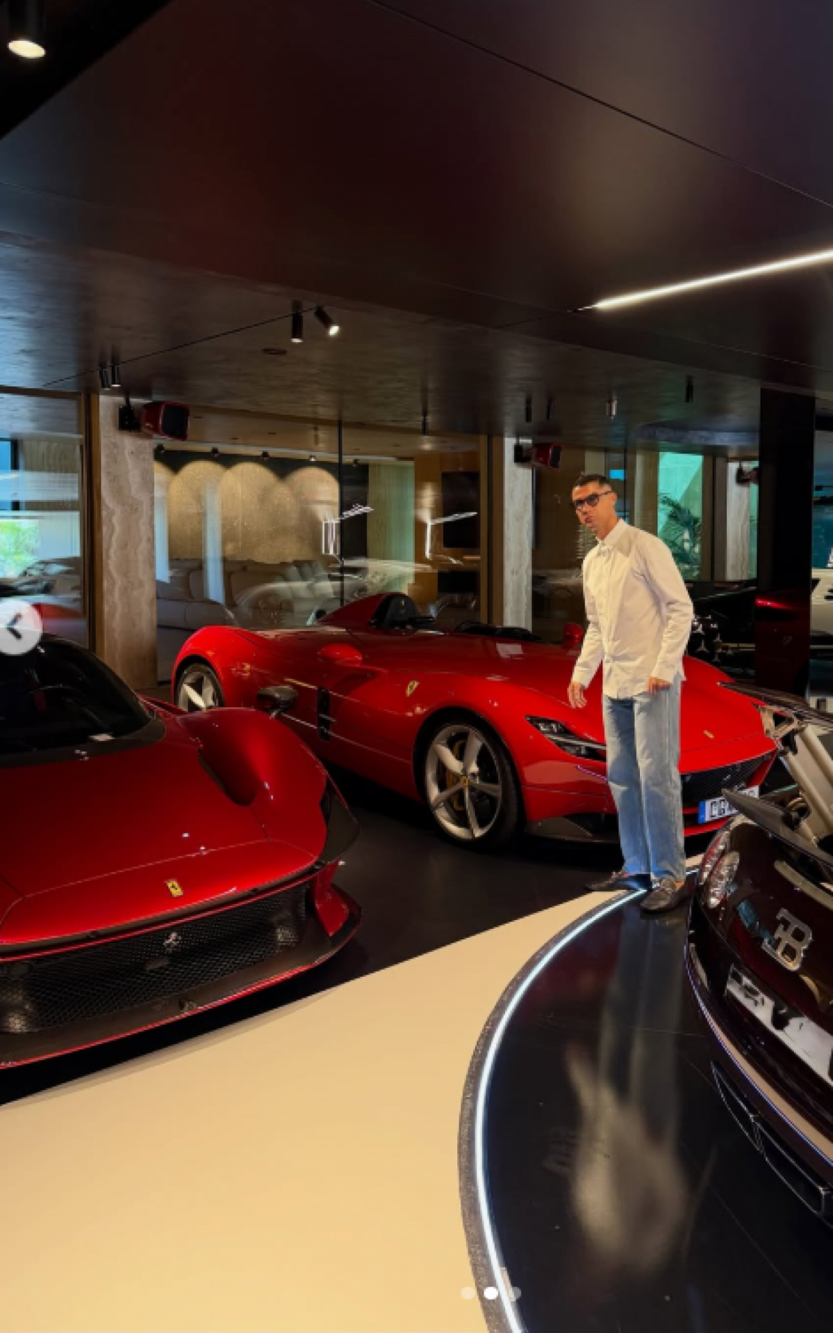 Parte da coleção de carros de luxo na garagem de Cristiano Ronaldo
