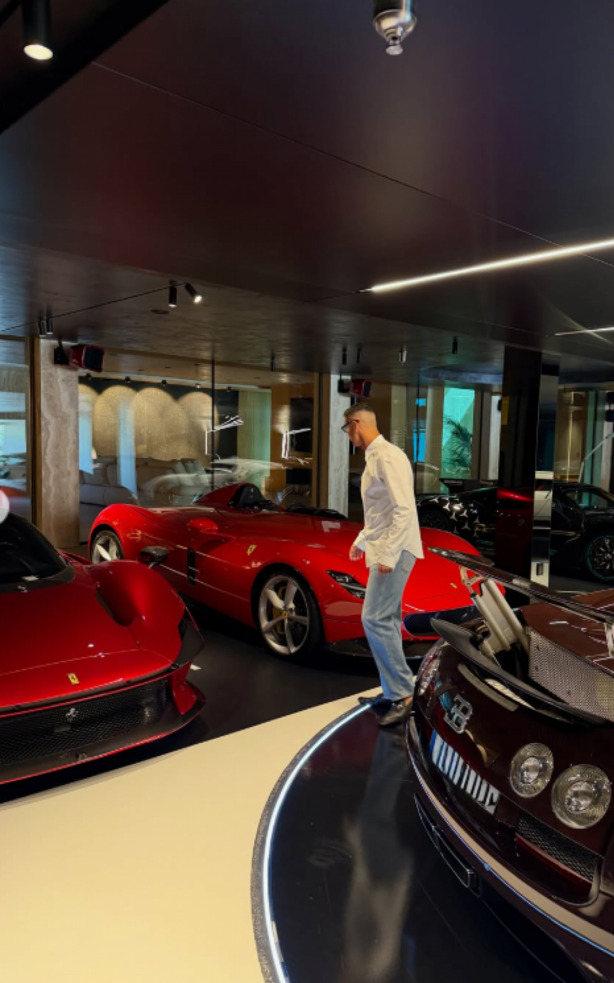 Parte da coleção de carros de luxo na garagem de Cristiano Ronaldo