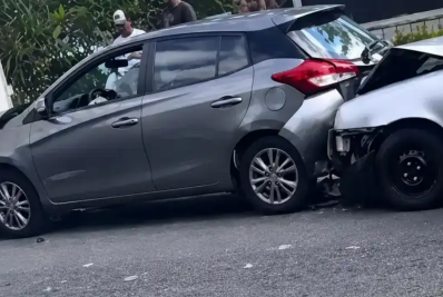 Engavetamento entre dois carros e caminhão deixa ferido em Friburgo
