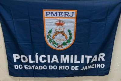 Dupla é presa com fuzil, drogas e moto roubada em Belford Roxo