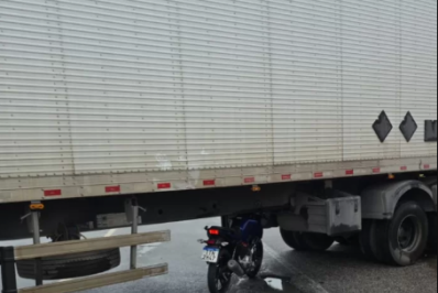 Motociclista fica ferido em acidente com carreta na RJ-106, em São Pedro da Aldeia