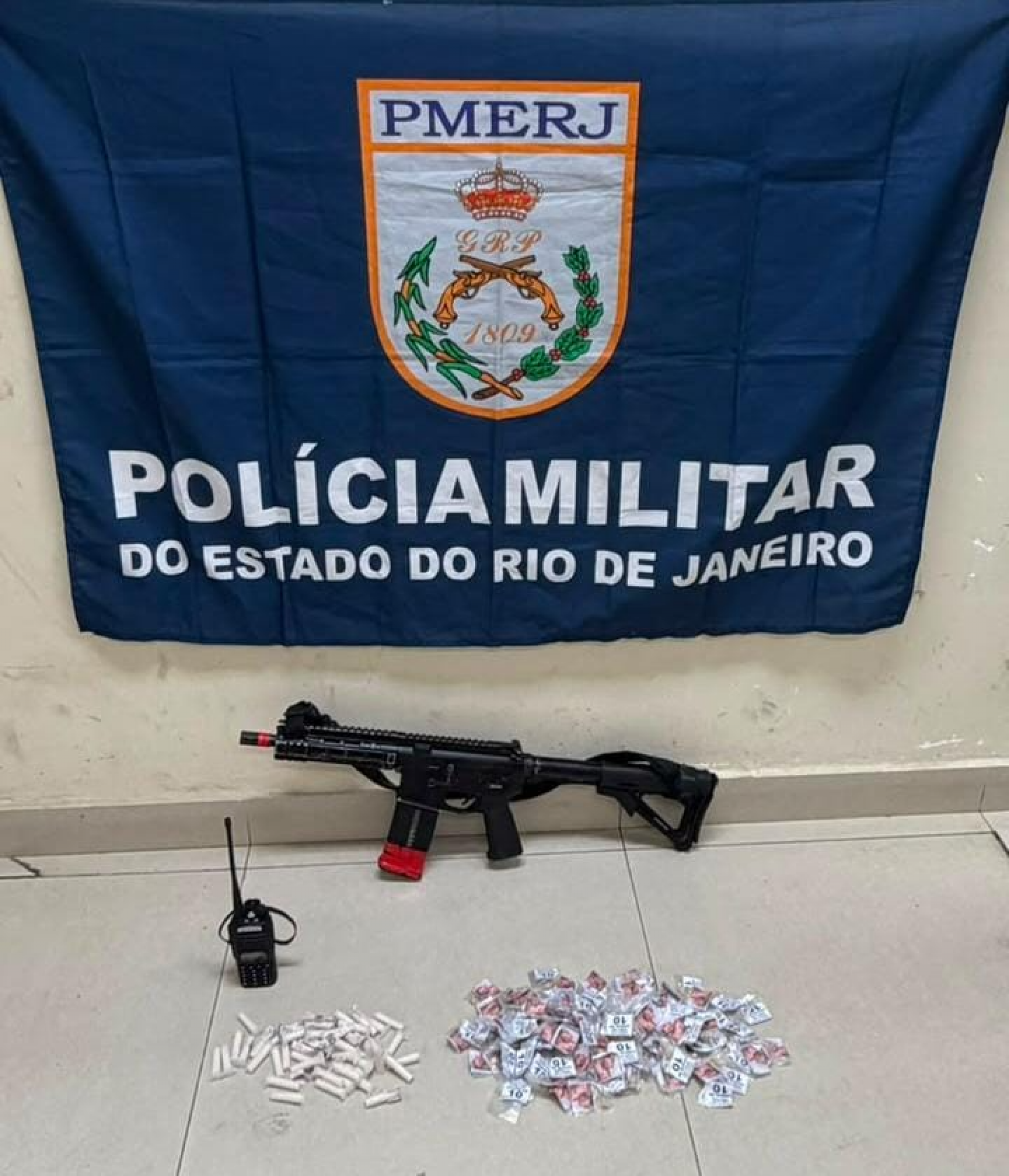 Polícia Militar apreendeu fuzil, rádio transmissor e drogas em Belford Roxo, na Baixada Fluminense - Reprodução / X