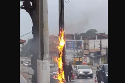 Poste pega fogo em frente a quiosque e mobiliza equipes em Iguaba Grande