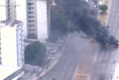 Barricadas são incendiadas em meio a ação da Civil na Mangueira
