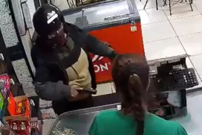 Funcionária é rendida por homem armado durante assalto a mercado em Cabo Frio