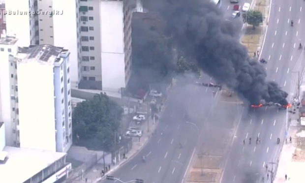 Barricadas são incendiadas após ação da Civil na região da Mangueira