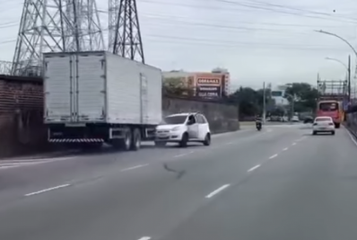 Vídeo: Caminhão arrasta carro durante briga de trânsito em Cascadura
