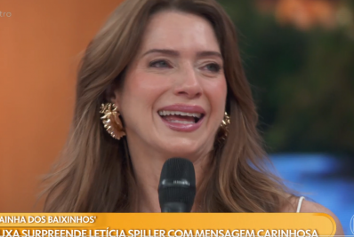Letícia Spiller chora ao receber declaração de Xuxa na TV