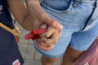 Criança autista sai de escola sem supervisão em Arraial do Cabo