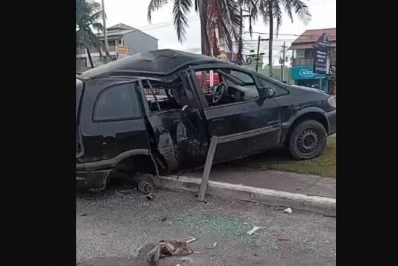Carro atinge coqueiro e deixa duas pessoas gravemente feridas em Cabo Frio