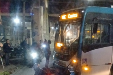 Tentativa de assalto acaba em colisão entre moto e ônibus na Zona Norte