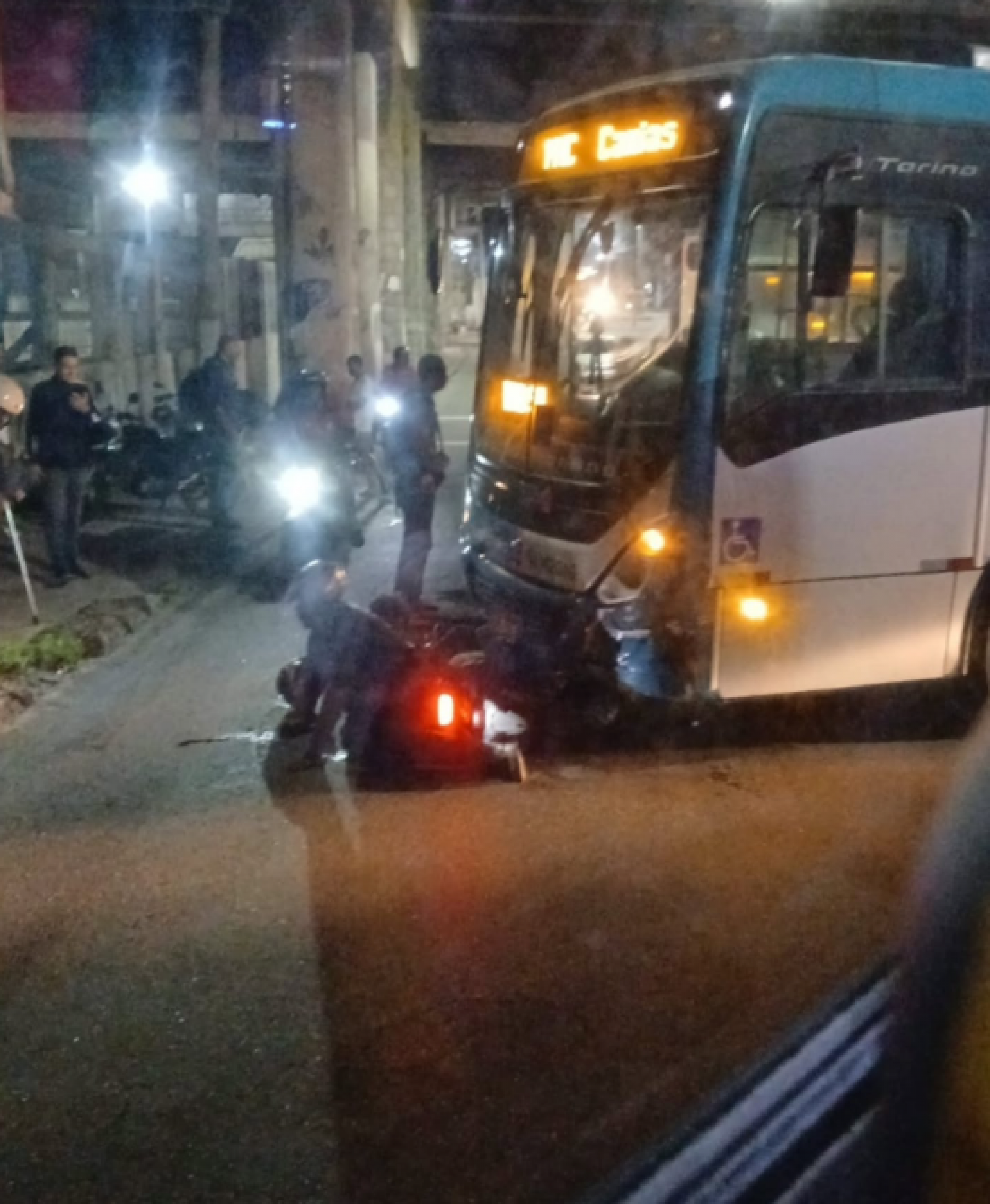 No local, os militares descobriram que a moto envolvida no acidente havia sido roubada