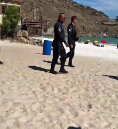 Homem é preso após ser flagrado agredindo mulher em Praia de Arraial do Cabo