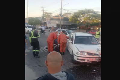 Carro e moto batem e deixam motociclista gravemente ferido em Tamoios.