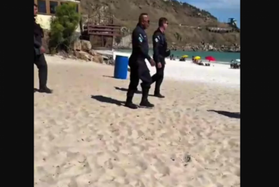 Homem é preso após ser flagrado agredindo mulher em Praia de Arraial do Cabo