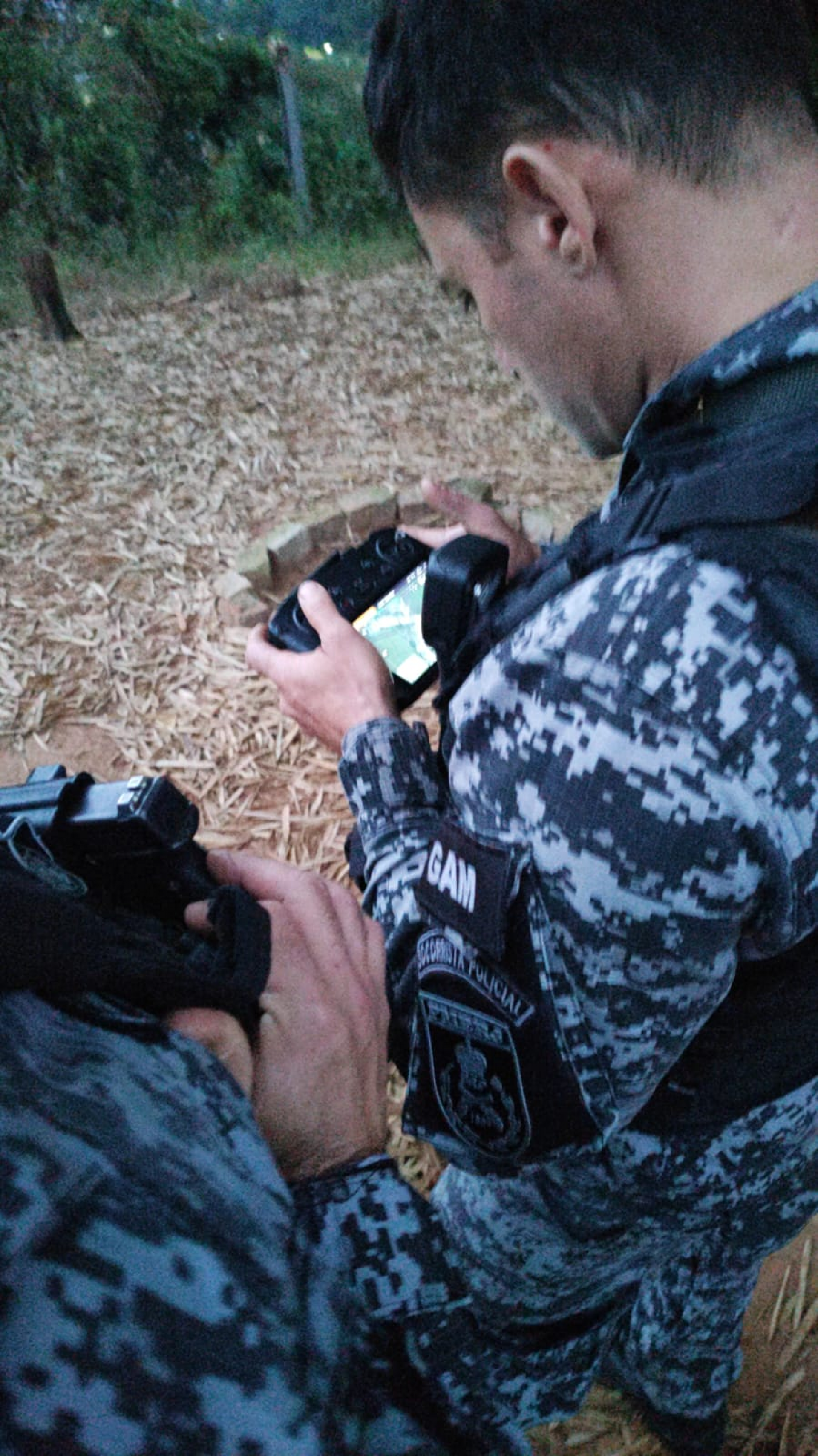 Apoio do GAM, vasculhando a regi&atilde;o de mata com drone - Divulga&ccedil;&atilde;o 11BPM
