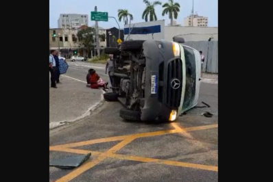 Van da Saúde de São Pedro da Aldeia tomba após colisão em Niterói