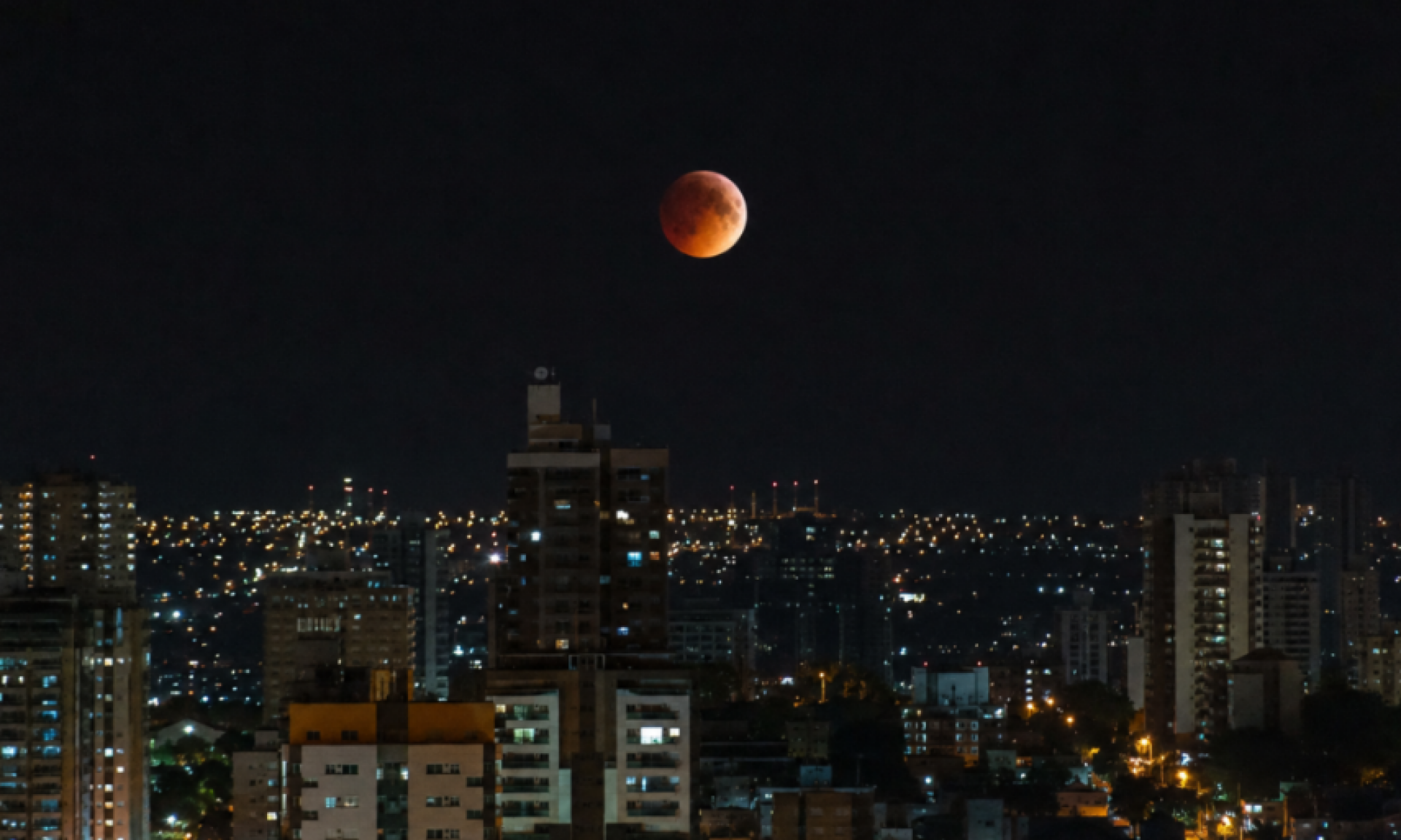 Eclipse Lunar de agosto de 2026: a Lua quase engolida pela sombra
