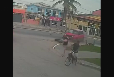 Câmeras registram acidente entre carro e moto em Unamar, Cabo Frio