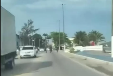 Jovens fazem manobras arriscadas com bicicletas motorizadas em Iguaba Grande