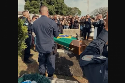 Policiais e viaturas acompanham despedida de cabo do 25º BPM em Araruama