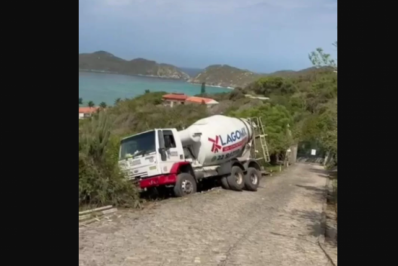 Caminhão de concreto cai no Recanto do Atalaia, em Arraial do Cabo