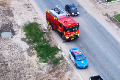 Caminhão de coleta de lixo da Prefeitura de Cabo Frio tomba em Unamar