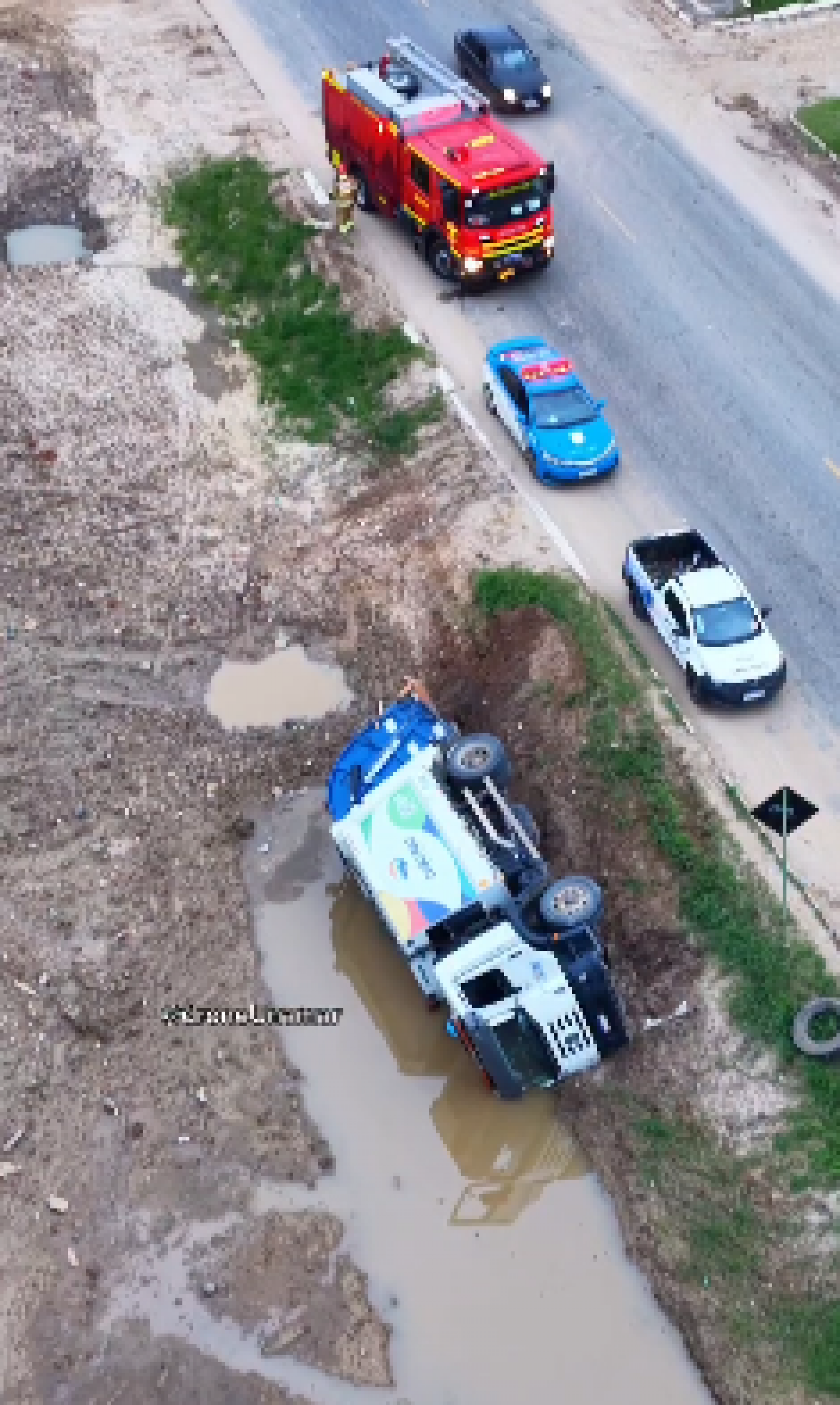 Caminhão tombado às margens da RJ-106