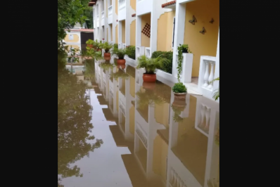 Alagamentos ameaçam estrutura de muro em condomínio em Cabo Frio