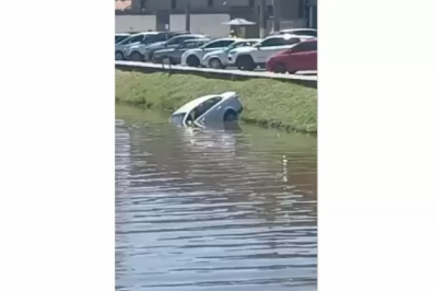 Carro cai no Rio Mataruna ao lado do Fórum de Araruama