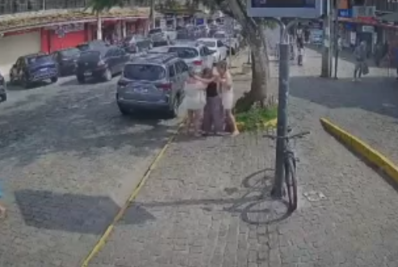 Briga entre irmãs no Centro de Búzios atrai pedestres em feriado