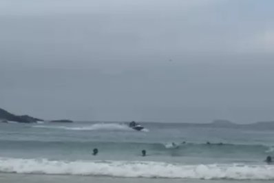 Manobras de moto aquática perto de banhistas causam pânico em Cabo Frio