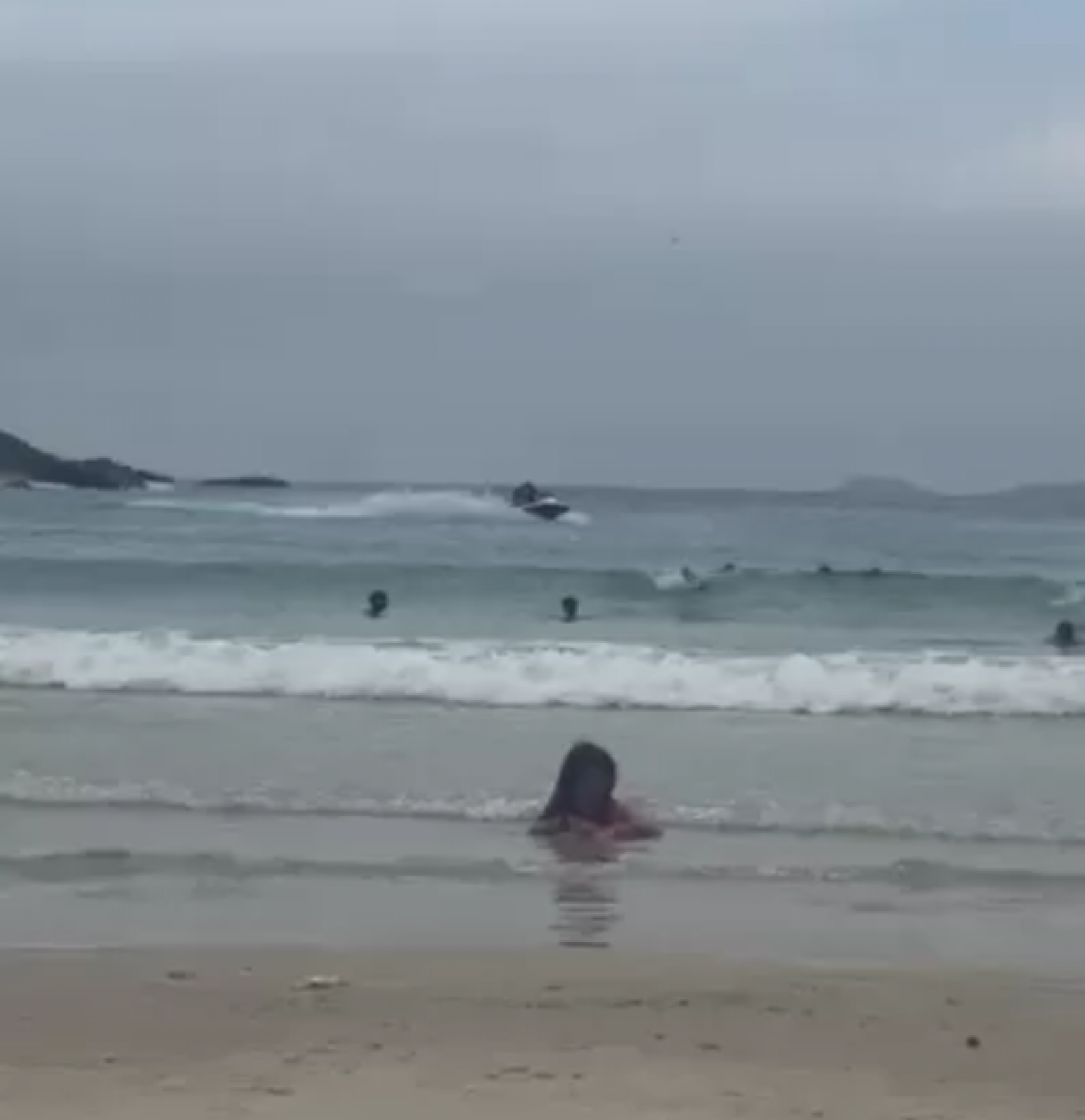 Manobras de moto aquática perto de banhistas causam pânico em Cabo Frio