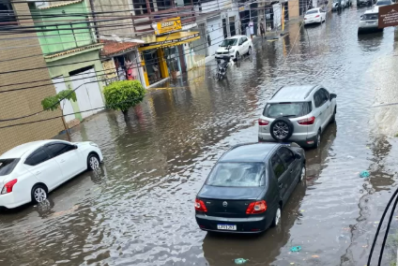 Chuva forte alaga ruas de Cabo Frio nesta sexta-feira (16)