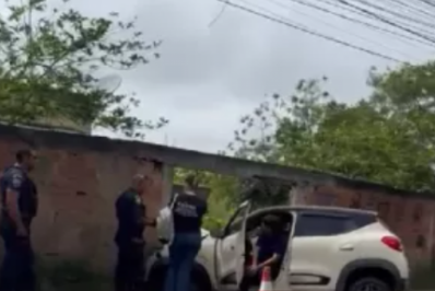 Carro perde o controle e bate contra muro em Cabo Frio