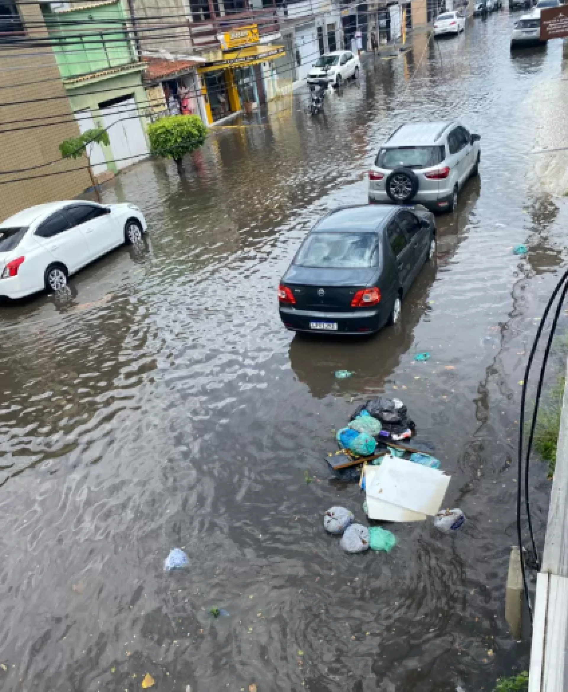 Chuva forte alaga ruas de Cabo Frio nesta sexta-feira (16)