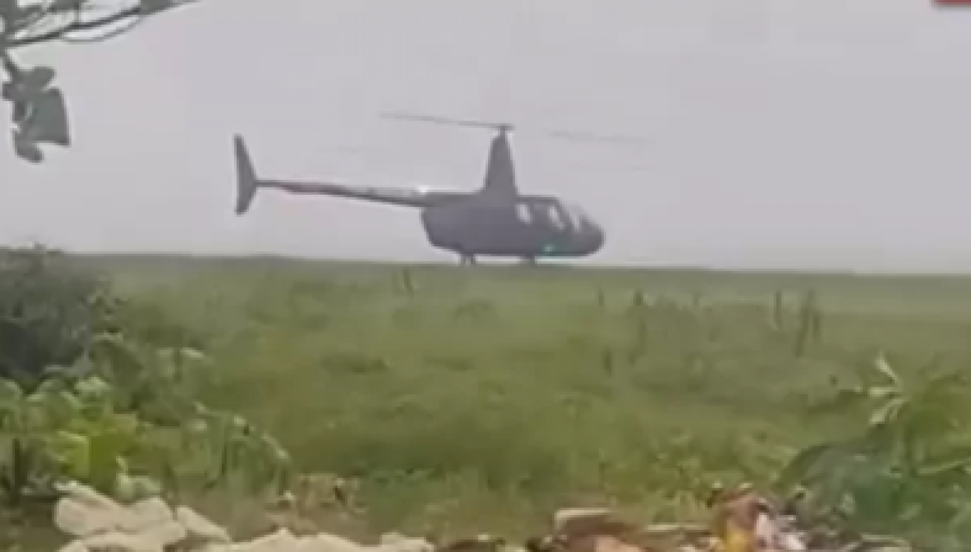 Helicóptero faz pouso forçado em praia de Cabo Frio durante temporal