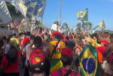 Caminhada cultural em apoio a Lula reúne participantes na Praia do Forte