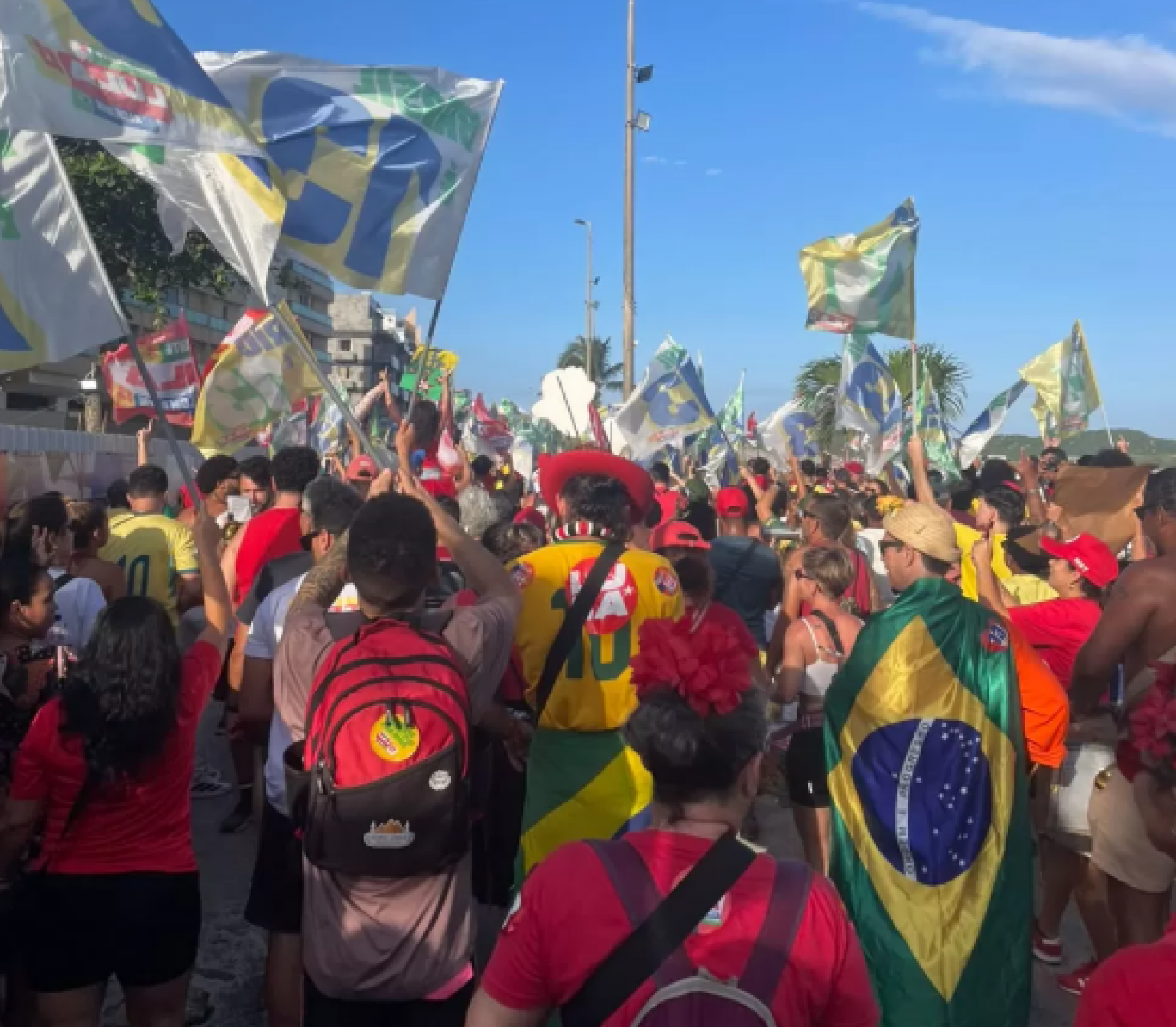 Caminhada cultural em apoio a Lula reúne participantes na Praia do Forte