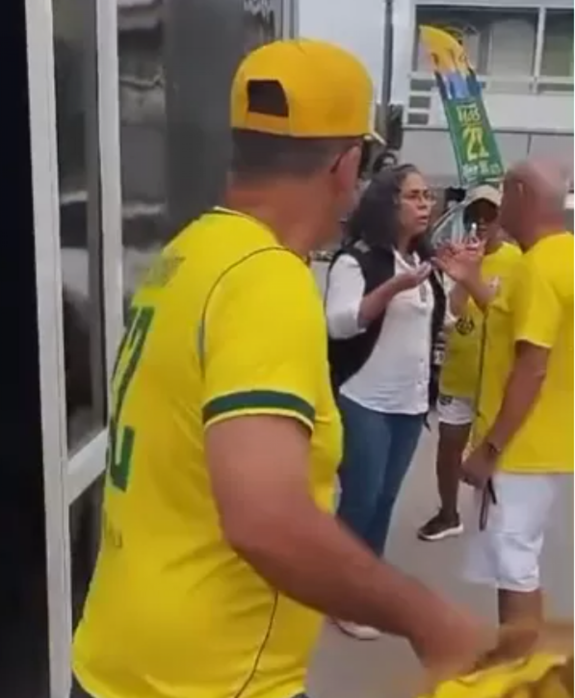 Discussão entre fiscal do TRE e PM marca carreata em São Pedro da Aldeia