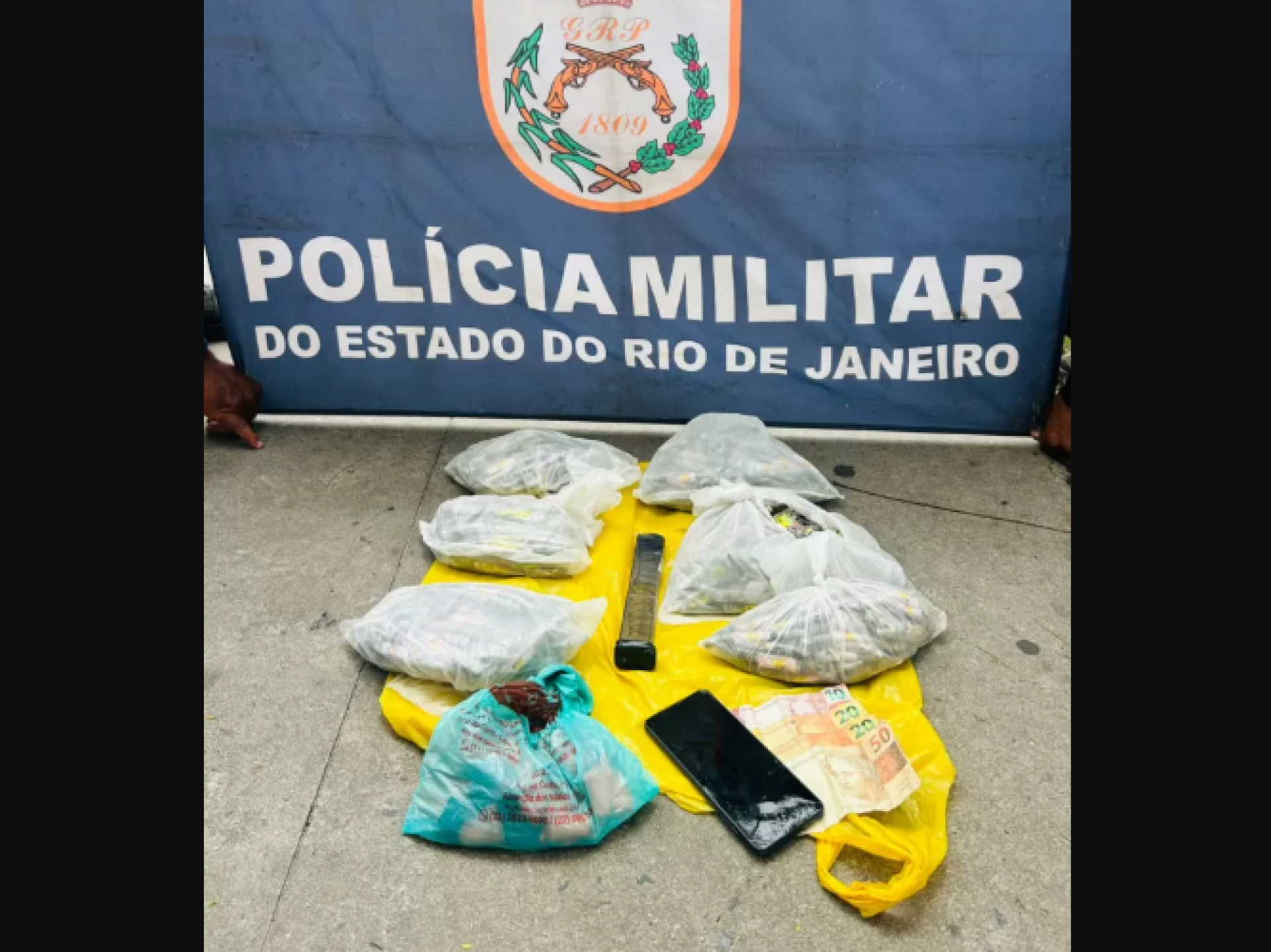 Homem é preso com mais de 2 kg de drogas após fugir em Cabo Frio