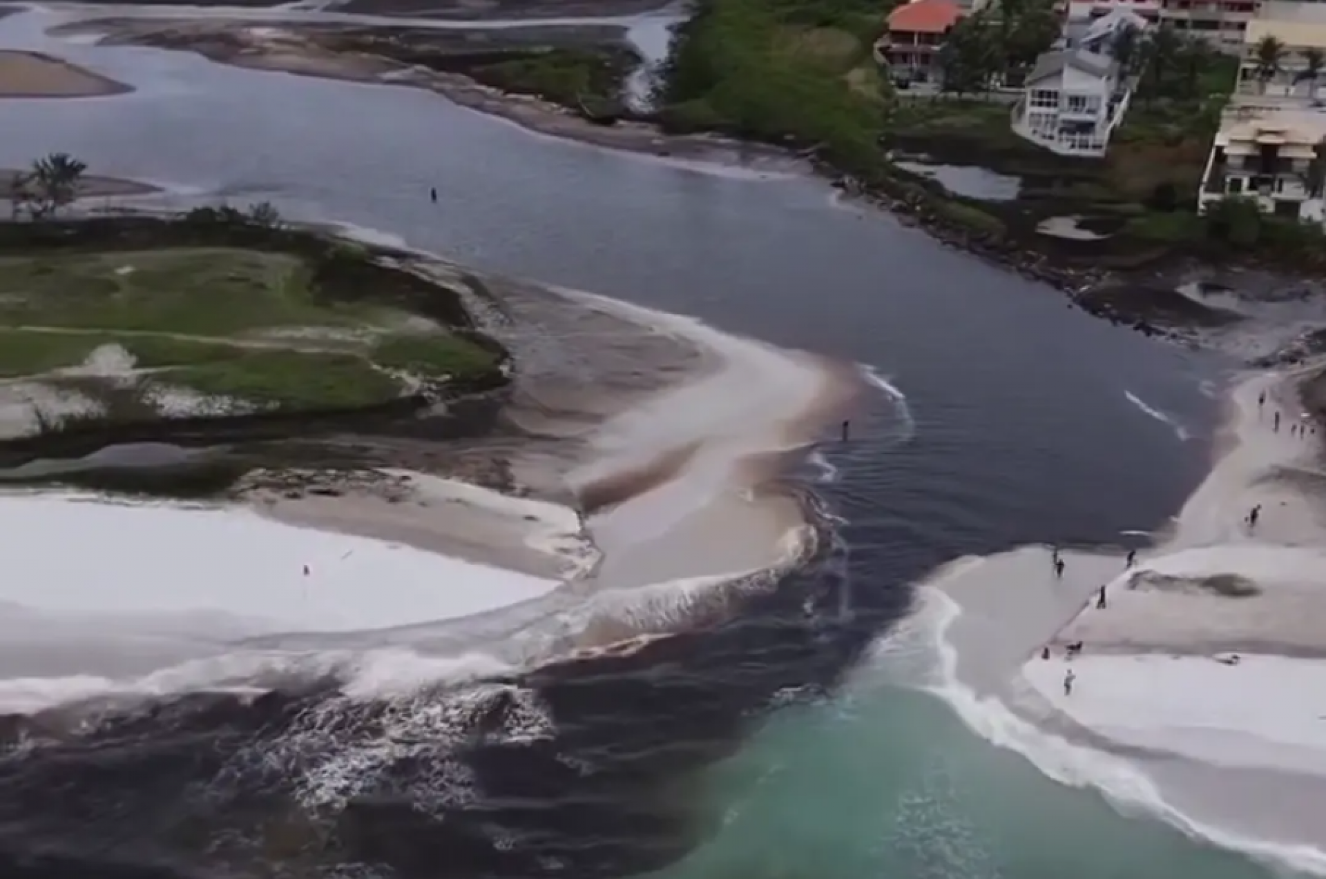 Inea investiga abertura de canal entre lagoa e mar na Praia do Foguete